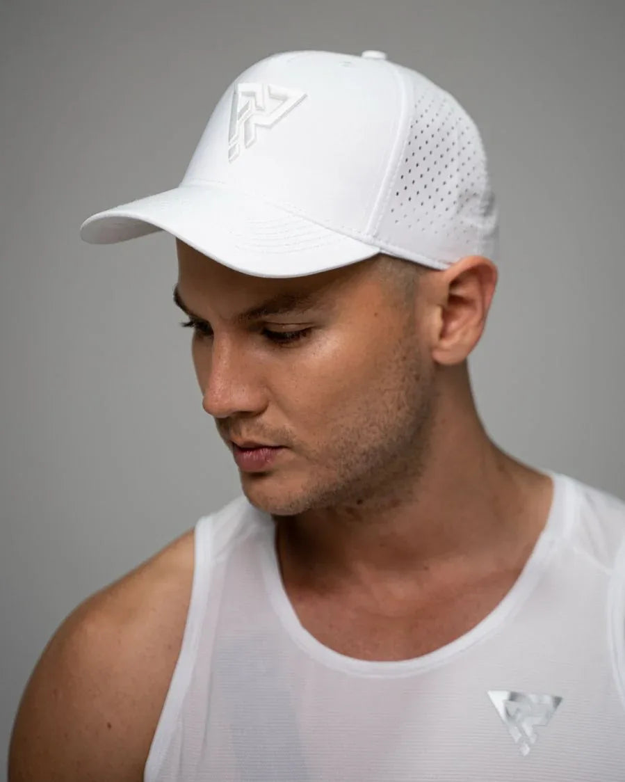 Adjustable embroidered cap - White